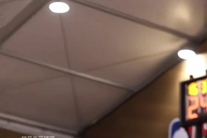 当球迷拿孙铭徽球衣给胡金秋签字 ,,,,,